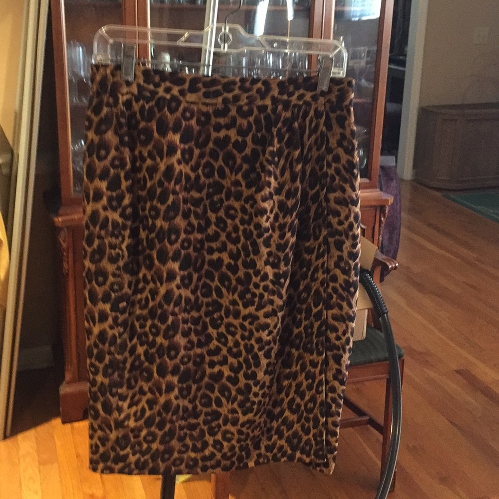 Dana Buchman Leopard print 100% Silk Skirt